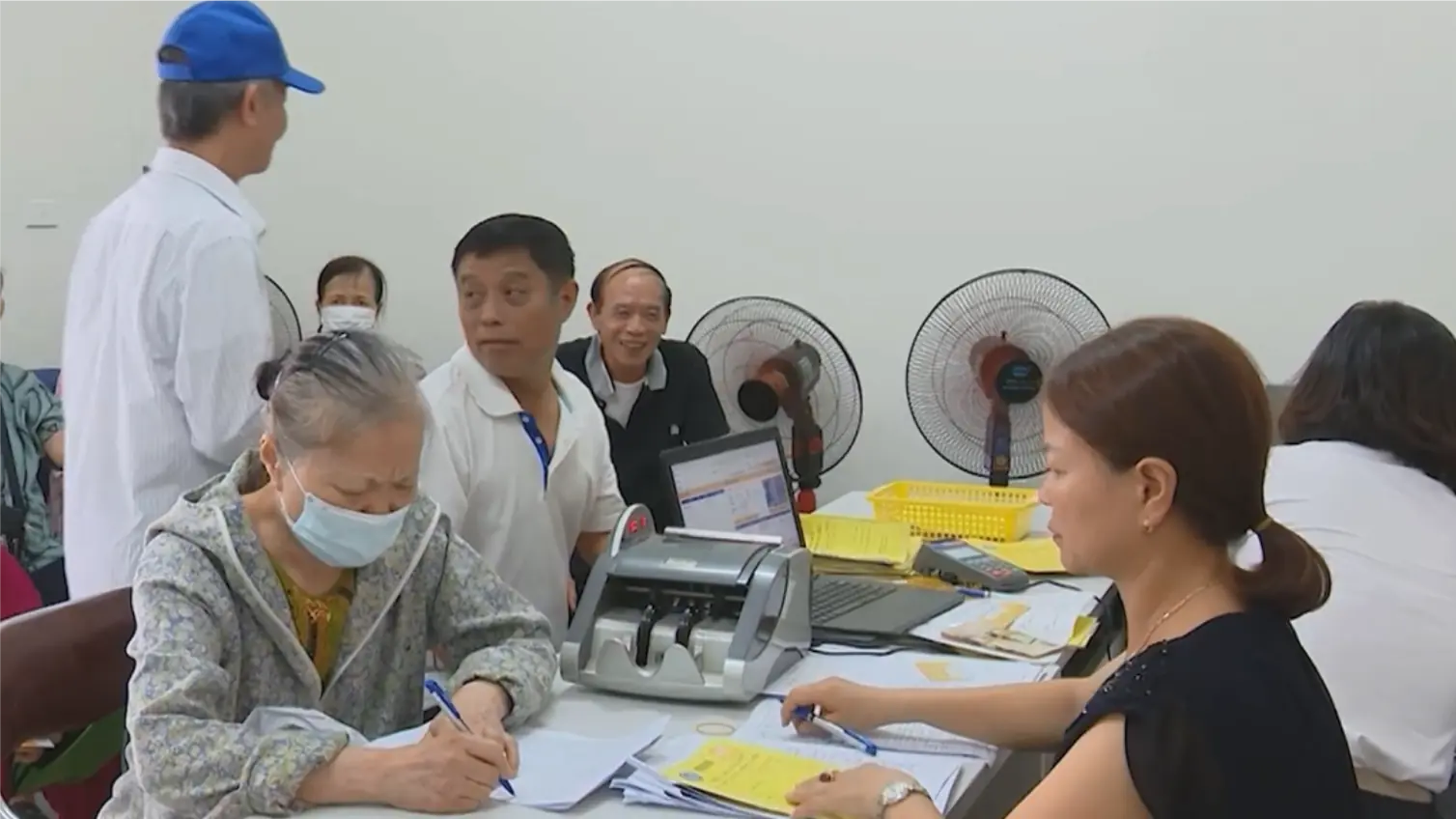 Chi trả gộp 2 tháng lương và trợ cấp xã hội dịp Tết